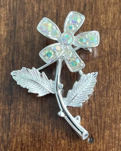 Lovely Small Vintage Sarah Coventry Silver Tone Flower Brooch with Rhinestone's - Picture 1 of 5