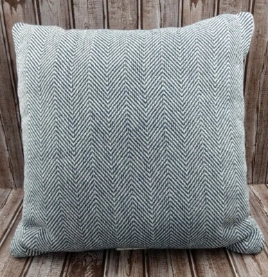 Almohada de lanzamiento Threshold azul marino y blanco con estampado Chevron de 18" X 18" Foto 1 de 4