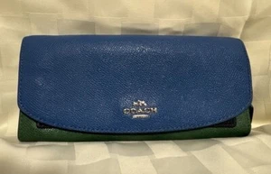 Cartera Coach Slim Continental Bloque de Color Monograma Azul Y Verde Guijarro Cuero - Imagen 1 de 5