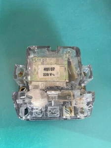 télérupteur 10A 220v Legrand 49107 ou 491 07 - Foto 1 di 1