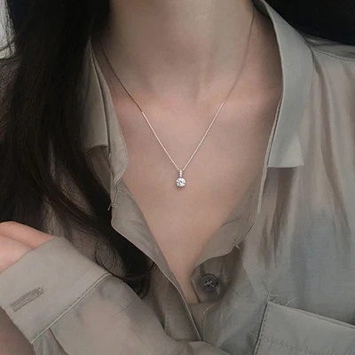 Splendida collana in lega d'argento che evidenzia un singolo diamante scintillan - Immagine 1 di 4