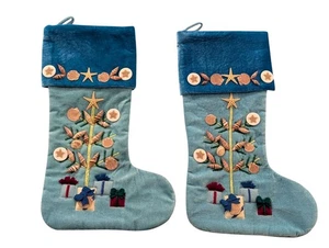 2 Medias Navideñas Terciopelo Azul Náutico Costero Concha y Diseño Bordado - Imagen 1 de 7