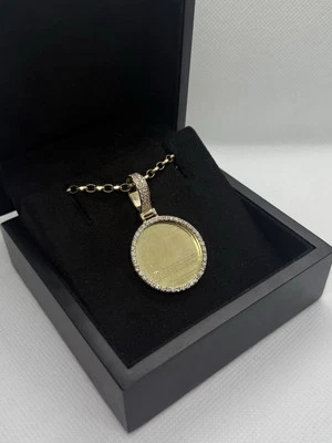 Colgante con foto conmemorativa de oro y diamantes de 9 quilates Foto 1 de 4