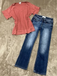 BKE Stella Size 25 x 29 Slim Fit Low Rise Boot Cut Jeans XS Shirt Buckle Outfit - Picture 1 of 7