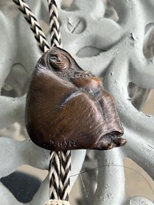 Doug Hyde Bronze Bolo Tie Sitting Potter In Good Condition - Picture 1 of 6