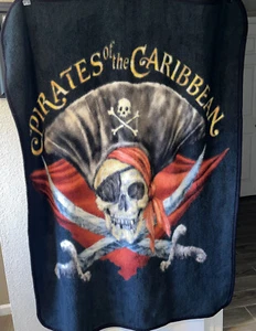 Disneyland Resort Fluch der Karibik Decke schwarz Totenkopf 48” x 65” Fleece - Bild 1 von 4