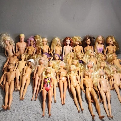 Muñeca Barbie y muñeca Ken y otras muñecas lote de 34 muñecas en total Foto 1 de 4