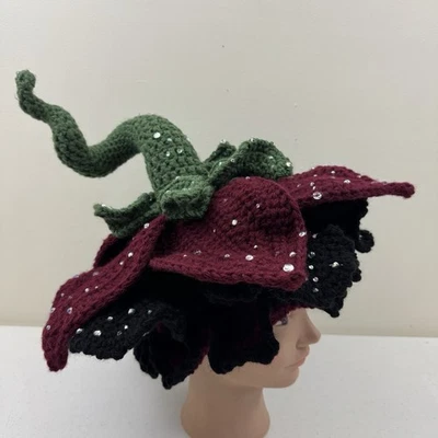 Hecho a mano Crochet Flor Sombrero Tallo Verde y Pétalos Rojos y Negros Hada Sombrero Disfraz Foto 1 de 4
