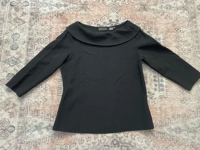 Blusa feminina Dana Buchman preta chique atemporal neutra minimalista gola barco 16 - Imagem 1 de 4