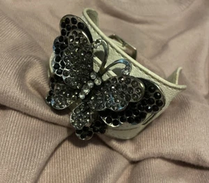 White leather cuff with silver Buckle And butterfly - Picture 1 of 4