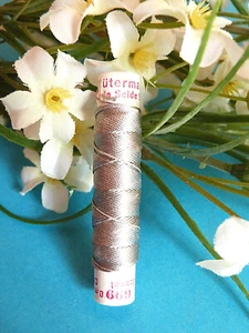 506B/ Bonita Bobina De Hilo De Seda Puro Cordon Gutermann Gris Perla N° 699 - Picture 1 of 1