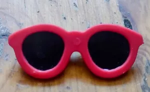 Gafas de sol retro vintage de plástico rojo pin de 1,5" - Imagen 1 de 2