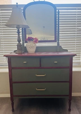 Cómoda antigua con espejo  Foto 1 de 4