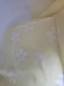 De colección Tela Flocada Margaritas Flor Transparente 2.5 yardas 46" Ancho Amarillo - Imagen 1 de 3