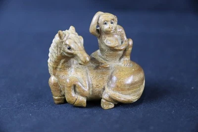 Okimono vintage japonés de madera tallada "Caballo y mono" Foto 1 de 4