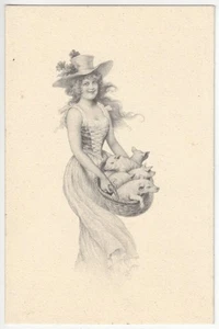 1905 Bonita Chica en Sombrero Lleva Cesta de Cerdos - Postal Glamour Vintage - Imagen 1 de 2