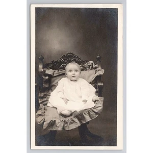 Antigua silla retrato infantil postal foto bebé c1914 utilería - Imagen 1 de 2