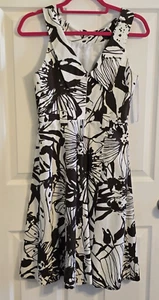 Vestido Eliza J New York Negro Blanco Floral Ajuste y Acampanado Sin Mangas Cuello en V Talla 2 - Imagen 1 de 11