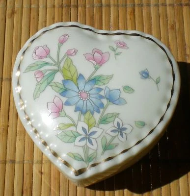 Caja de baratijas de porcelana japonesa vintage en forma de corazón con tapa, excelente estado Foto 1 de 4