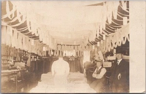 Foto postal real vintage de 1900 RPPC interior de tienda de ropa para hombre/SIN USAR - Imagen 1 de 2