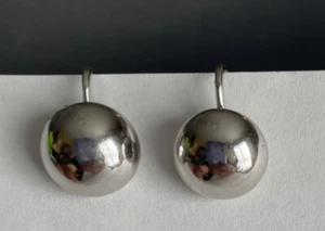 Pendientes de clip de botón con cúpula tono plata pulido Trifari vintage - Imagen 1 de 2
