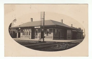 Vintage RPPC Foto Postkarte TRAIN DEPOT PIGEON MICHIGAN Gleise Gebäude! - Bild 1 von 2