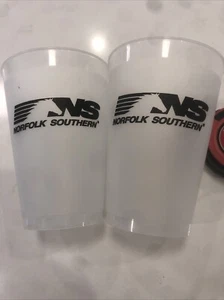 Zwei Norfolk Southern Railroad Plastikbecher 4,5 Zoll hoch spülmaschinenfest - Bild 1 von 4