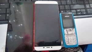 Mélange de téléphones portables non testés pièces détachées ou à réparer - Photo 1/4
