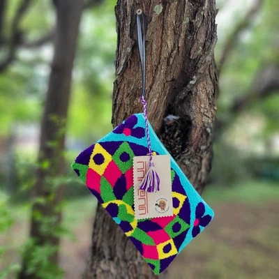 Bolso Bandolera Colombiano Wayuu Pequeño Hecho a Mano Boho con Borlas Coloridas Foto 1 de 4