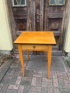 Biedermeier Beistelltisch in Kirschbaum - Bild 1 von 24