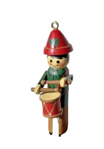 Vintage~Punze~Schlagzeuger Junge Ornament~1981 Andenken~Weihnachten~Holz~Arme bewegen - Bild 1 von 6