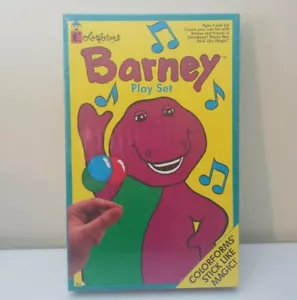 Barney Play Set Colorforms Sigillato Nuovo con scatola 1993 Alta Qualità da Collezione #766 Raro - Foto 1 di 12