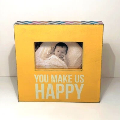 Marco de caja de bebé de madera Primitives by Kathy: nos haces felices-amarillo-pared/estante Foto 1 de 4