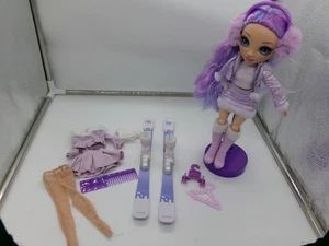 Rainbow High Violet Willow Winter Break Modepuppe mit extra Outfit Ski Schlittschuh - Bild 1 von 19