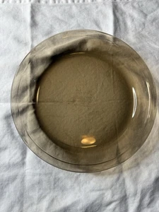 Plato para hornear pastel de vidrio vintage Pyrex 209 ámbar marrón humo 9" hecho en EE. UU. - Imagen 1 de 6