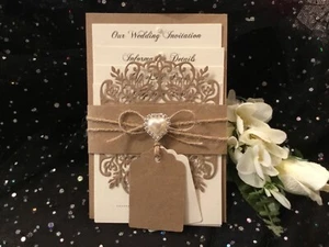 HOCHZEITSEINLADUNG VINTAGE KRAFT BRAUN KARTE BINDFADEN & ELFENBEIN KARTENVERPACKUNG LASERGESCHNITTEN - Bild 1 von 4