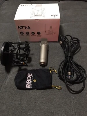 Rode NT1-A Kondensatormikrofon - Gold mit Studio Arm und U-Phoria UMC22 - Bild 1 von 4