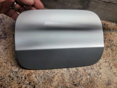 08-17 AUDI A5 CUPÉ 2 PUERTAS SOLO CUPÉ Tapa de puerta del tanque de combustible - PLATA LX7W PINTURA OEM Foto 1 de 3