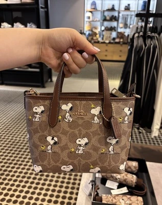 Nuevo con etiquetas Bolso de Mano Coach X Peanuts City Mini Firma Lona con Estampado Snoopy CBS83 Foto 1 de 4