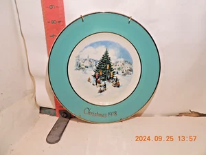 VTG Avon 1978 Christmas Plate 6TH EDITION, TRIMMING THE TREE - WEDGWOOD - Picture 1 of 2