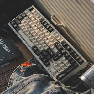 TUT ROAD TRIP FARBSTOFF SUB TASTENKAPPE SET DICK PBT KIRSCHEPROFIL FÜR TASTATUR 87 TKL - Bild 1 von 6