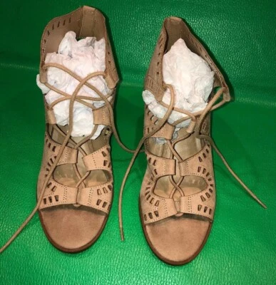 Искусственная замша шнурует вверх лодыжки сандалии женщин 6-1/2 блок каблук вырез желтовато-коричневый Mossimo - Изображение 1 из 4