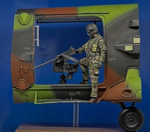Observateur & Mitrailleur d'hélicoptère bemalter Spielzeugsoldat Vorverkauf | Kunst - Bild 1 von 10