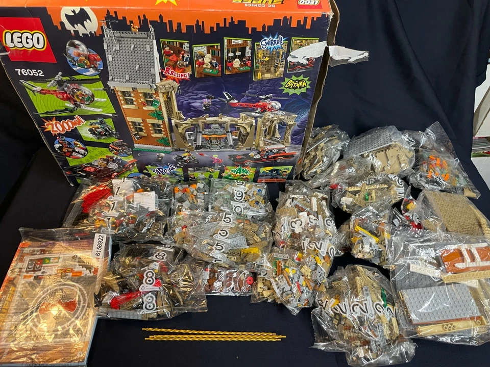 LEGO DC Comics Super Heroes Batman Serie de TV Clásica Baticueva en caja Foto 1 de 4