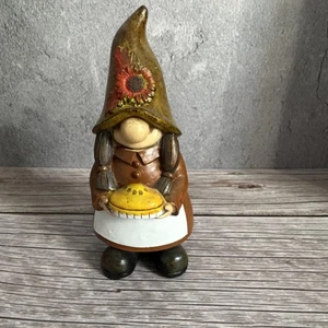 Gnome Holding Pie - Picture 1 of 4