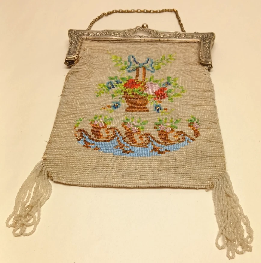 Cartera antigua de plata con micro cuentas de vidrio y repujado Foto 1 de 4