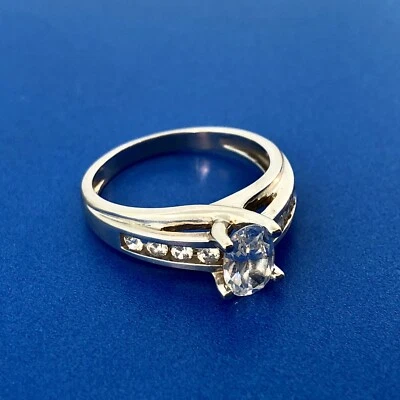 Anillo de compromiso solitario ovalado circonita cúbica diamante oro blanco 14K detalles Foto 1 de 4