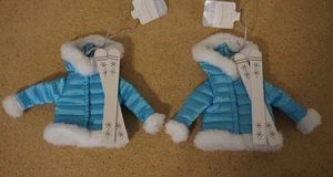 2x Target Wondershop 2024 Xmas 2 Ornament blau Stoff Skijacke & Ski - Bild 1 von 3