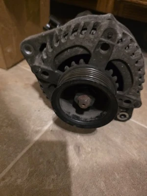 Alternador Acura TL 2005 OEM 108 k millas en él. Foto 1 de 4