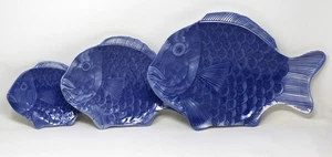 3 piatti da portata Coastal Beachcombers blu bianco melamina forma pesce 5 -10-14" - Foto 1 di 6